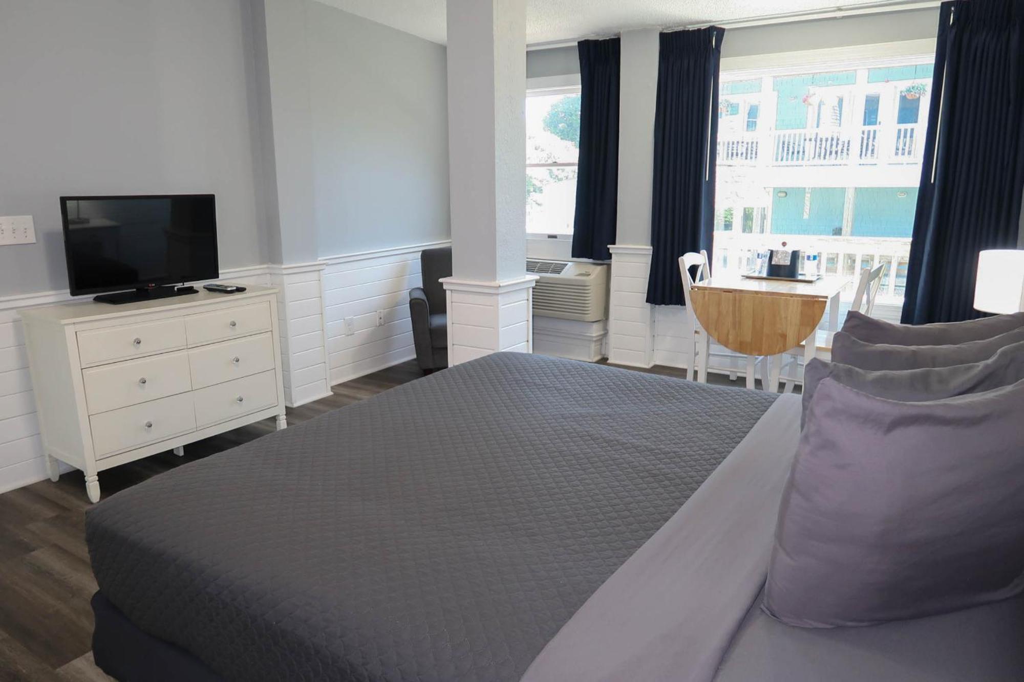 The At Hotel Corolla